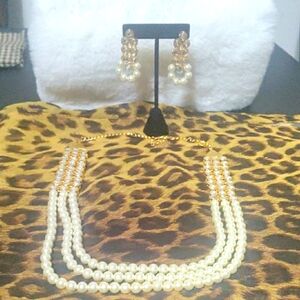 Elegant Pearl and Gold Jewelry Set